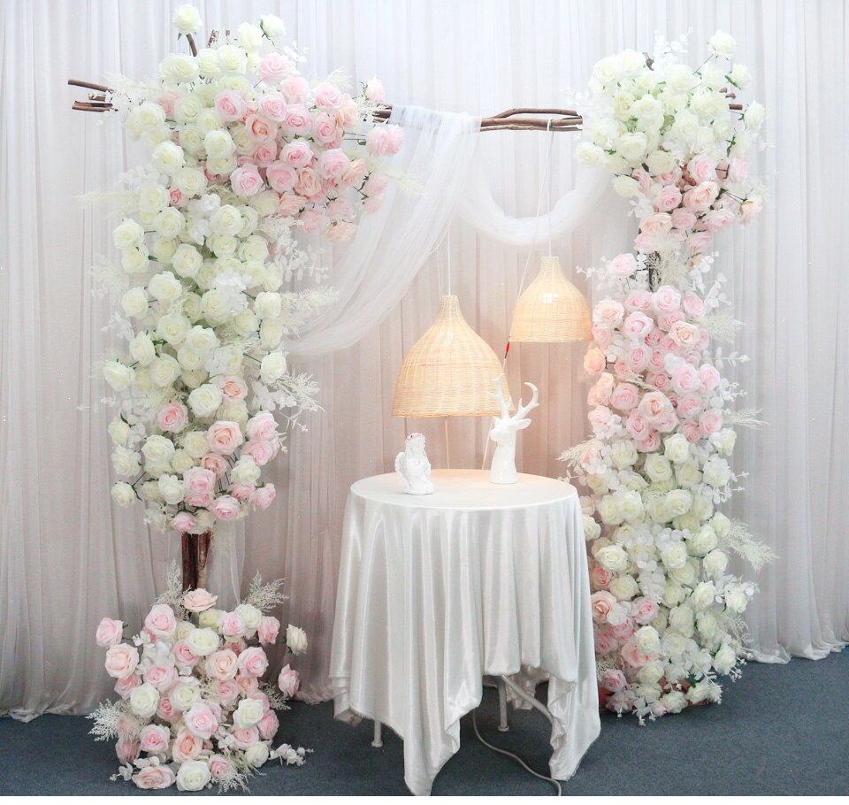 Floral Centerpieces: Creating stunning focal points for wedding tables.