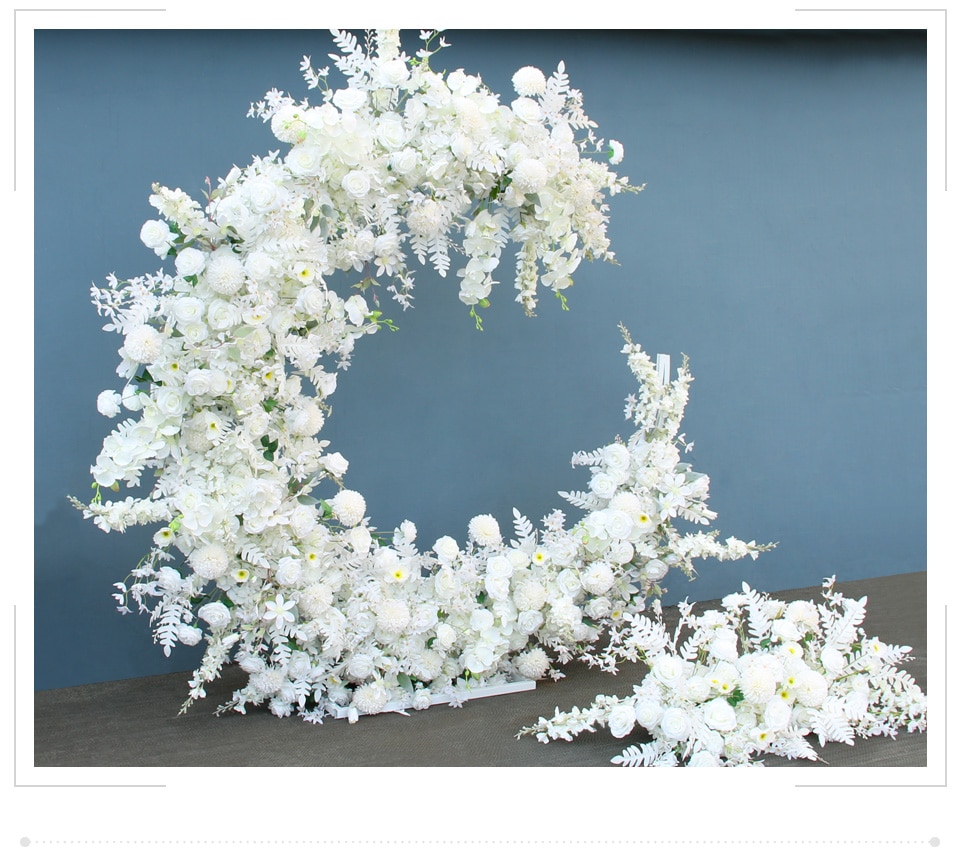 Natural elements: Incorporating natural elements like branches and greenery into centerpieces.
