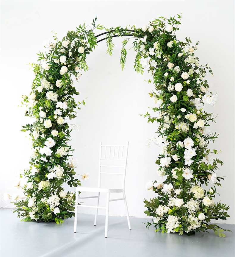Hanging Installations: Utilize suspended floral arrangements or chandeliers for visual impact.